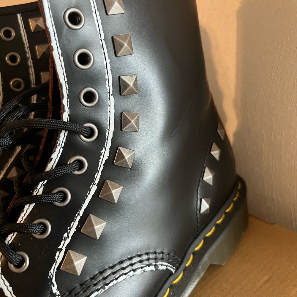 Excellent Condition Dr. Martens with box - Picture 8 of 8